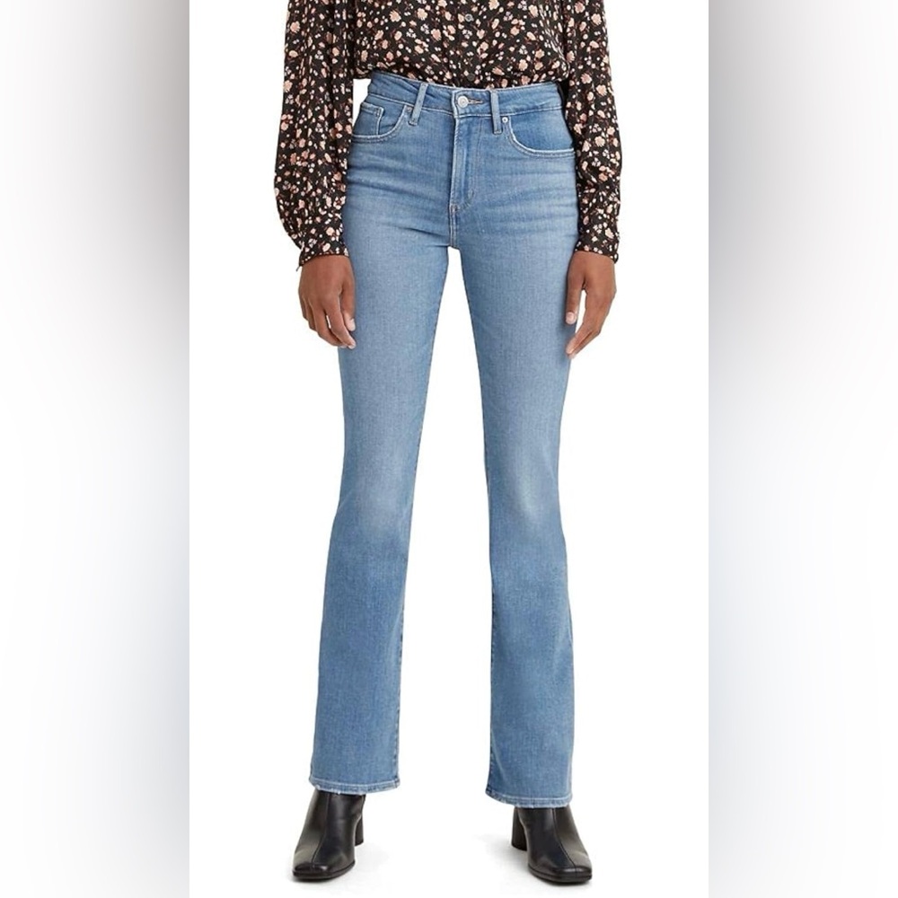 Levi's Women's 725 High Rise Bootcut Jeans